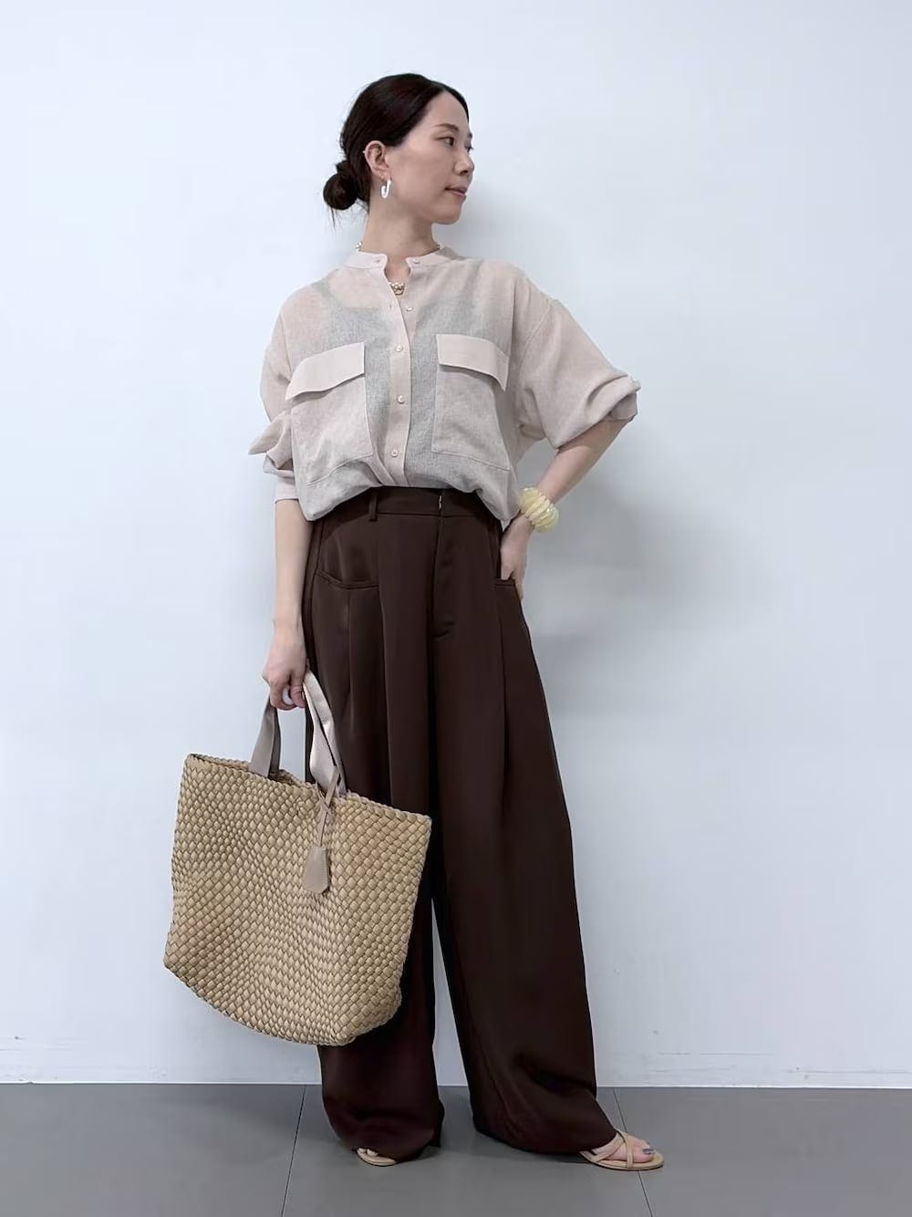 秋のトレンド「ブラウン」のワイドパンツはマスト 出典:WEAR