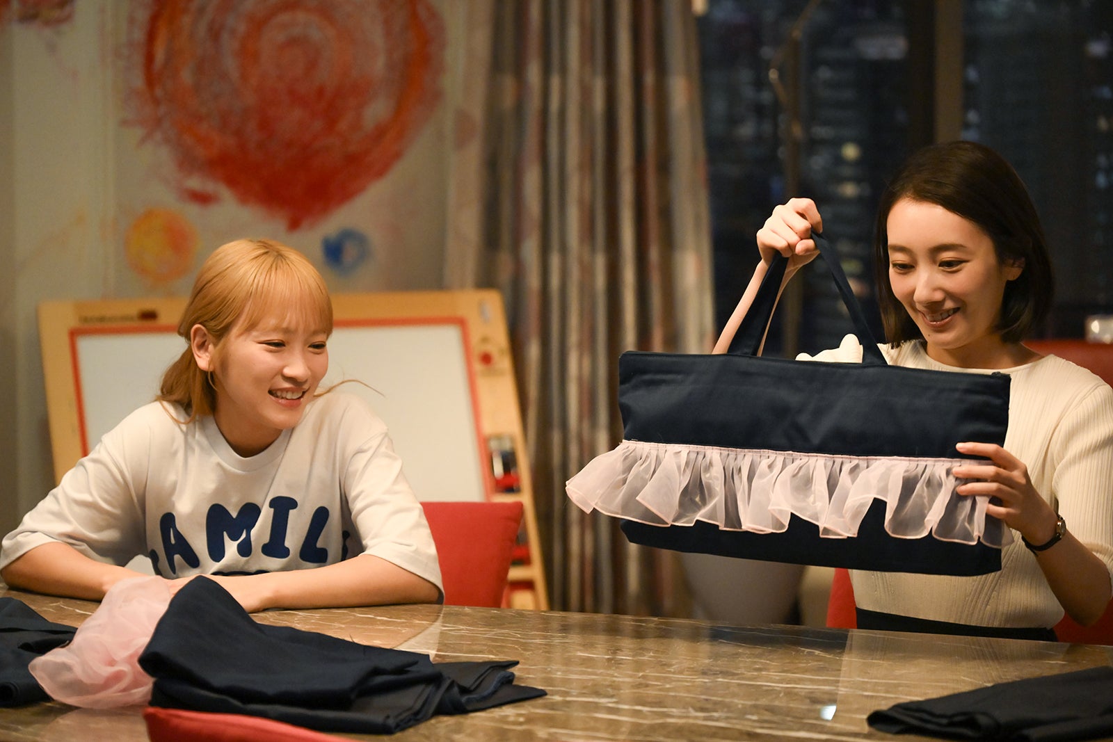 川栄李奈、波瑠「フェイクマミー」第2話（C）TBS