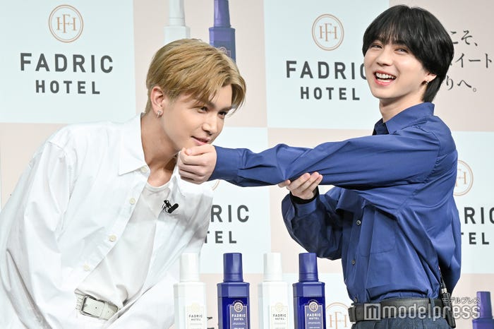 吉野北人の香りを嗅ぐ岩田剛典(C)モデルプレス