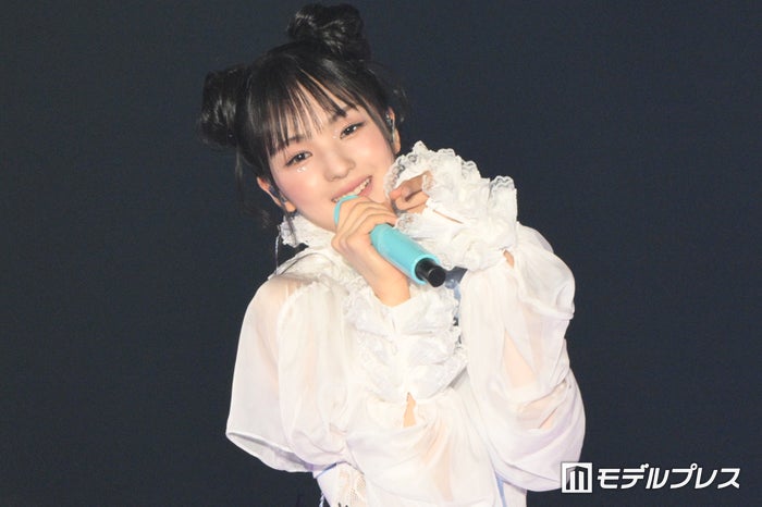 韓国の現役JKシンガーGyubin（ギュビン）、日本初パフォーマンス あいみょん弾き語りカバーも【関西コレクション 2024 A／W】