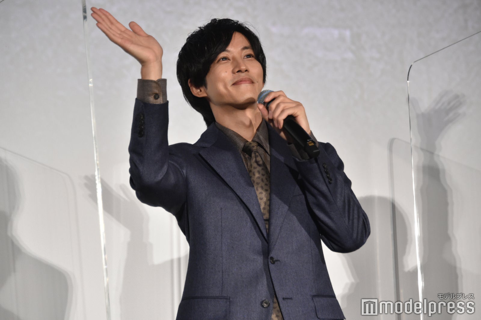 生中継カメラに手を振る松坂桃李 （C）モデルプレス