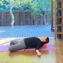 寝るだけでいいって本当!?気持ちいいから続けられる猫背や肩こりリセットストレッチ
