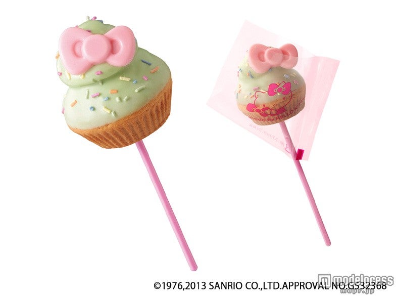 ふんわりソフトなカップケーキ生地に青りんごホイップを絞り、青りんご風味のチョコでコーティングし、カラーシュガーとハローキティのリボンをトッピング【青りんごカップケーキ&ハローキティのパッケージ】