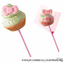 ふんわりソフトなカップケーキ生地に青りんごホイップを絞り、青りんご風味のチョコでコーティングし、カラーシュガーとハローキティのリボンをトッピング【青りんごカップケーキ&ハローキティのパッケージ】