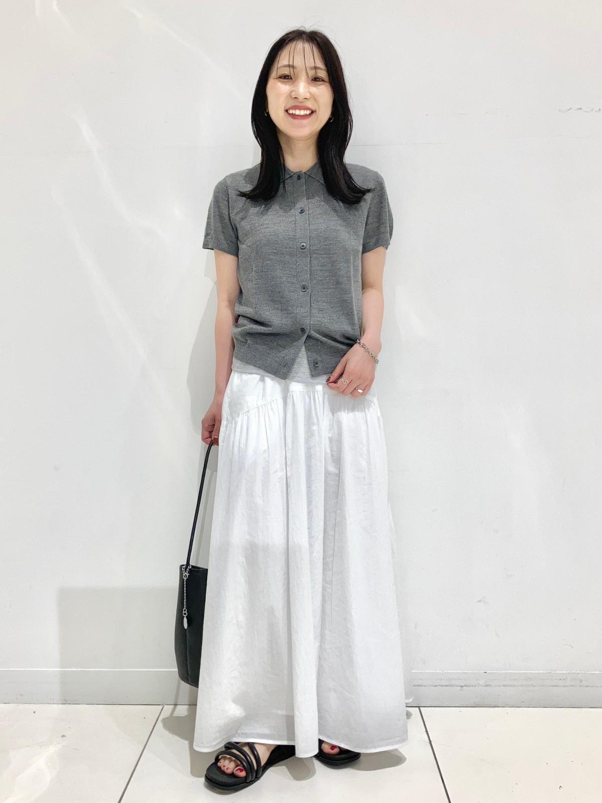 白のフレアロングスカートでフェミニンな雰囲気にまとめて 出典:StyleHint