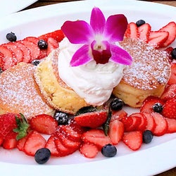 苺やフルーツてんこ盛り!関東初出店のハワイのパンケーキが豪華すぎて女子が夢中だった