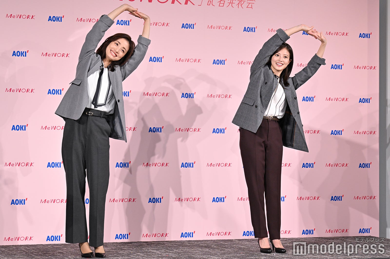 ストレッチ体験する上戸彩、今田美桜（C）モデルプレス