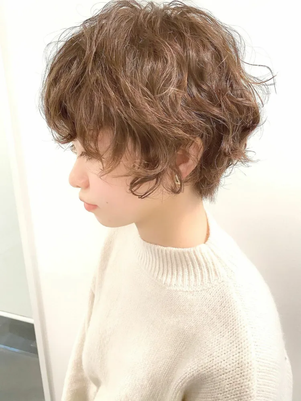 強めパーマでショートヘアをボリュームup 40代女性に似合うおすすめスタイル モデルプレス