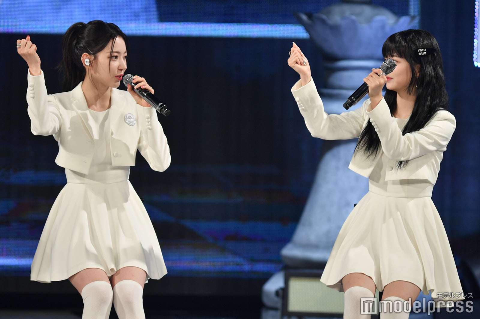 “先生”EUNCHAEからポーズを学ぶオンニのSAKURA （C）モデルプレス