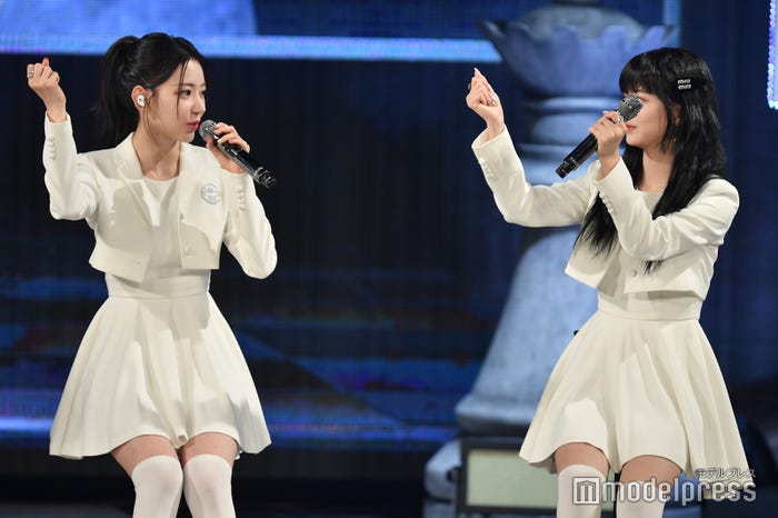 “先生”EUNCHAEからポーズを学ぶオンニのSAKURA (C)モデルプレス