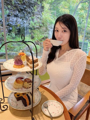 40歳"美しすぎる気象予報士"、透け感あるレースワンピでティータイム「天使的な美しさ！」