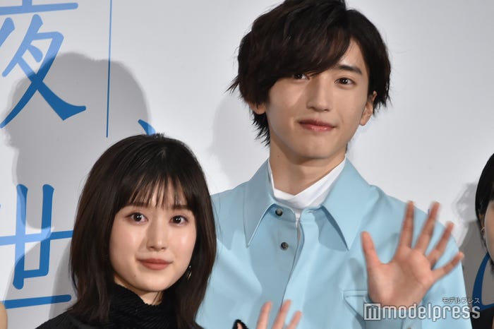 トンビにサンドイッチを奪われた福本莉子と半目で寝ていた道枝駿佑(C)モデルプレス