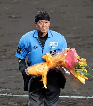 名幸審判員がアクシデントでグラウンドに倒れ込む 佐藤輝が空振り→ワンバウンドしたボールがヘルメット直撃 佐藤輝も心配そうな表情 甲子園も騒然