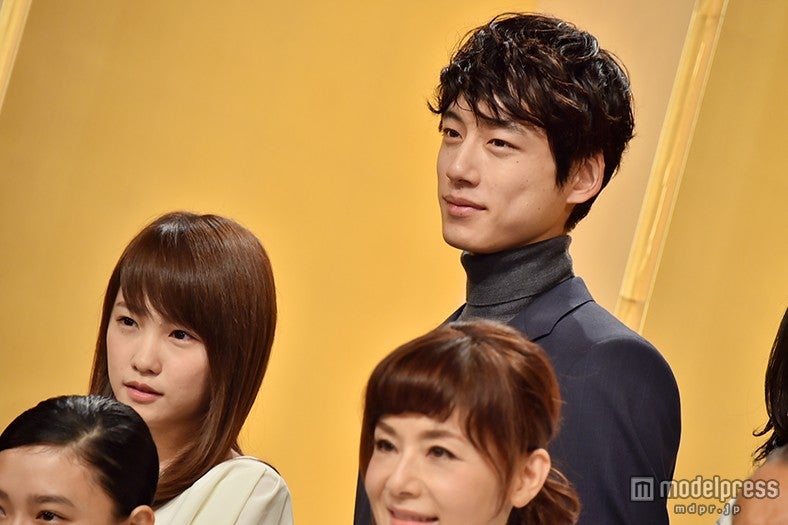 （左から）川栄李奈、坂口健太郎