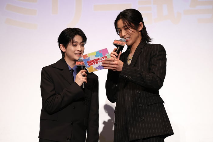 Snow Man目黒蓮＆高橋文哉、ファミリー約250人の前にサプライズ登場 憧れの家族像語る【SAKAMOTO DAYS】