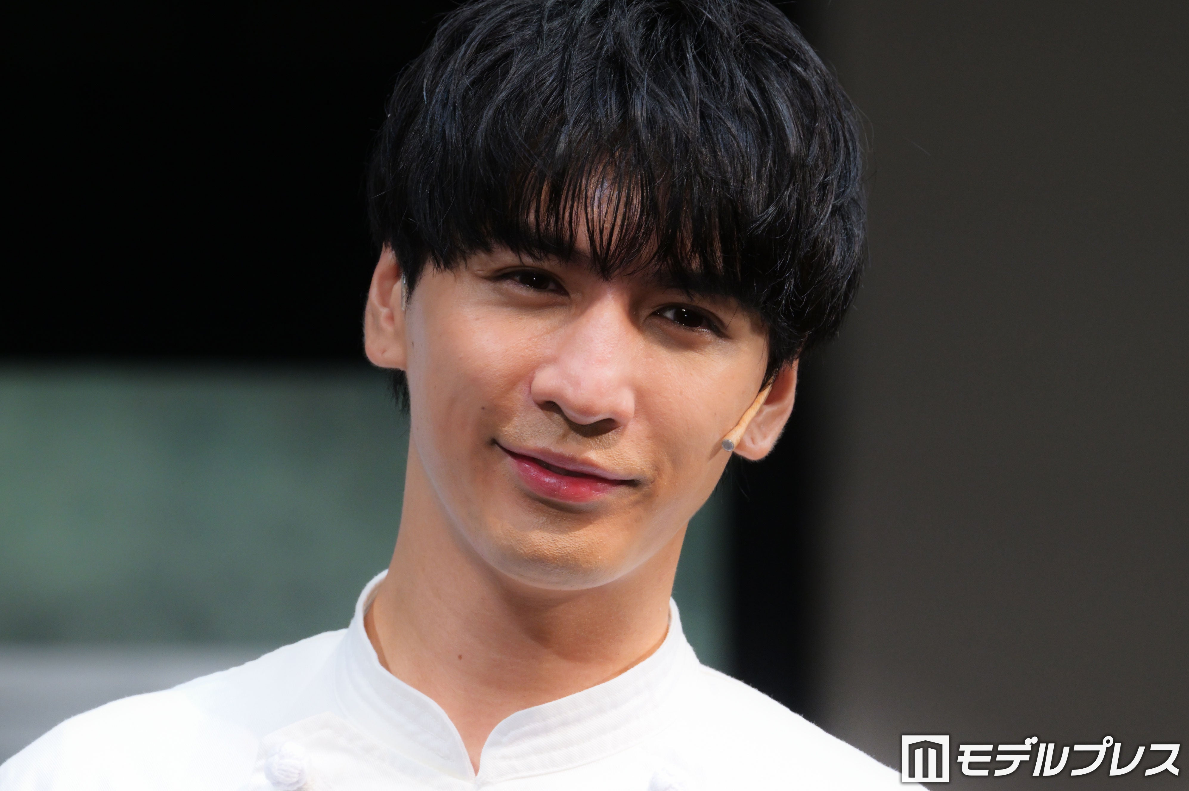 WEST.藤井流星、主演舞台開幕に意気込み シーンごとに意識していたこととは 共演者からも太鼓判「元が明るい人なので全然大丈夫」【ROLL｟CAKE｠TIME】