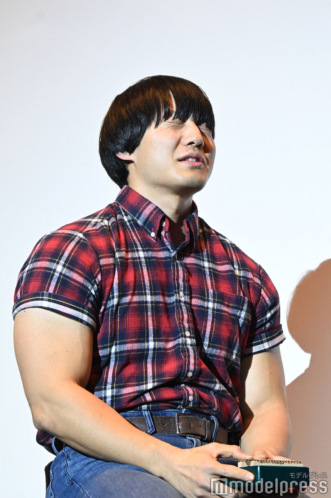 カリンバ演奏を前に緊張する青木マッチョ（C）モデルプレス