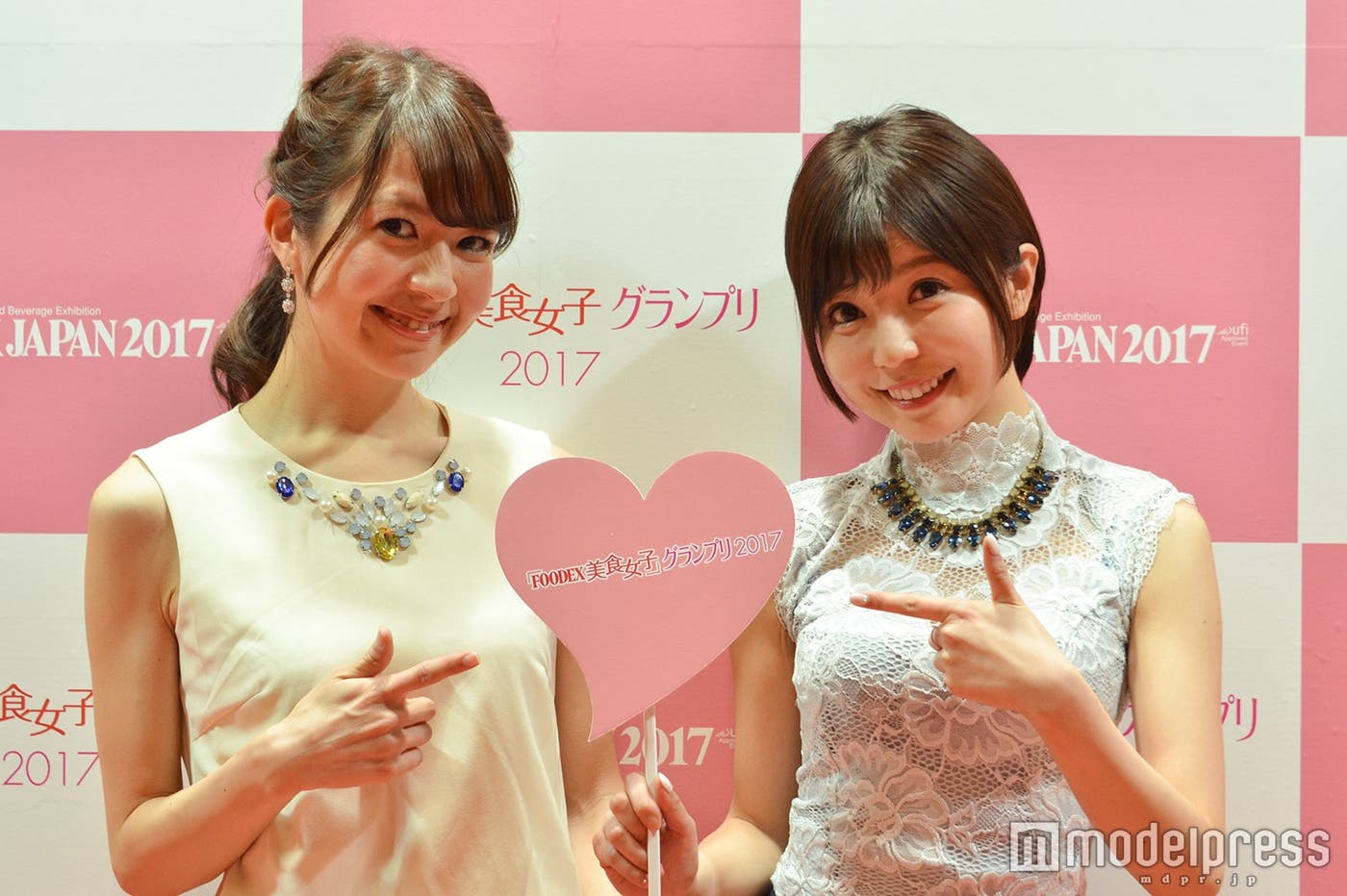 (左から)豊島沙耶加、三好ユウ(C)モデルプレス