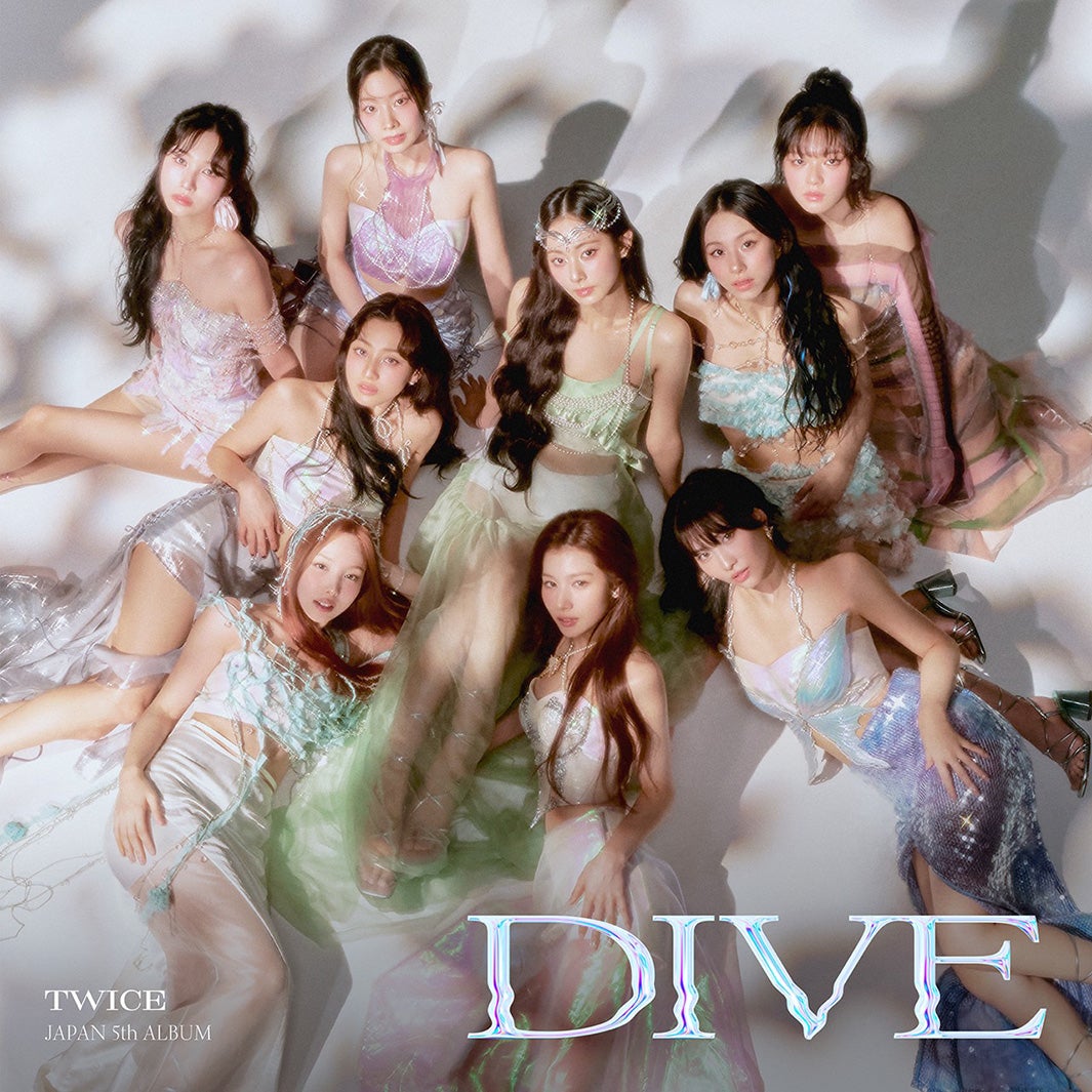 TWICE、幻想的空間で美デコルテ＆美脚見せ 女神級ビジュアルの日本オリジナルアルバム「DIVE」ジャケ写3種公開