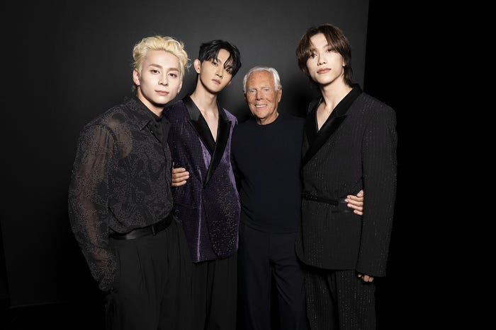 西洸人、田島将吾、ジョルジオ・アルマーニ、池崎理人「エンポリオ アルマーニ24春夏ウィメンズコレクションショー」より(提供写真)