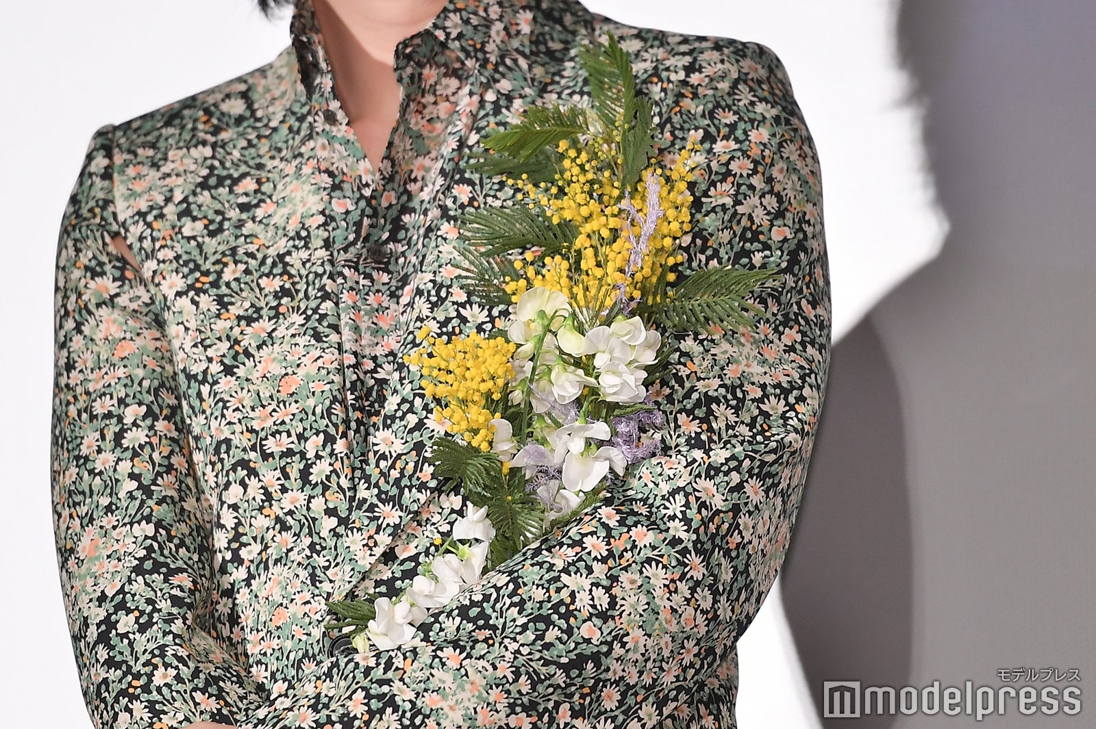 胸元のお花もSEXY （C）モデルプレス