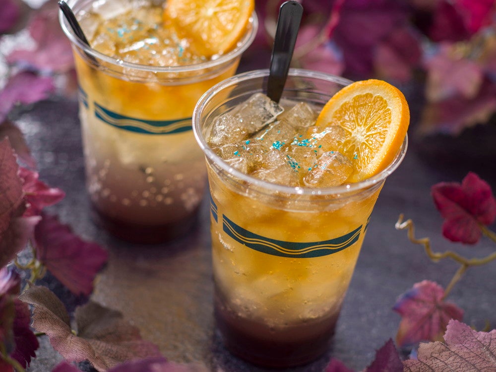 スパークリングカクテル（ラム＆ピンクグレープフルーツシロップ）780円／販売店舗：リフレスコス（C）Disney