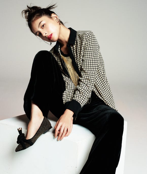 フラットシューズ¥82,000/KALLISTE(グレースコンチネンタル ショールーム) ブラウス¥16,000/LOVELESS(GUILD PRIME 渋谷) カットソー¥44,000/ELISABETTA FRANCHI(エスケーシー) パンツ¥7,999(税込み価格)/H&M STUDIO COLLECTION AW16(H&M カスタマーサービス) その他/スタイリスト私物(C)TOPLOG