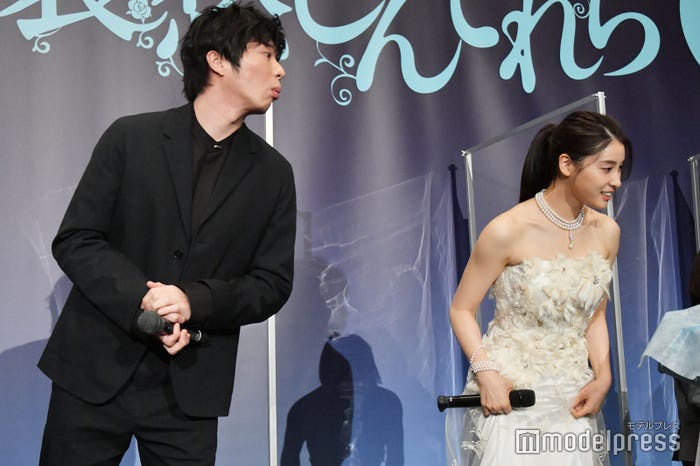 フラワーケーキを覗こうとする田中圭、土屋太鳳(C)モデルプレス