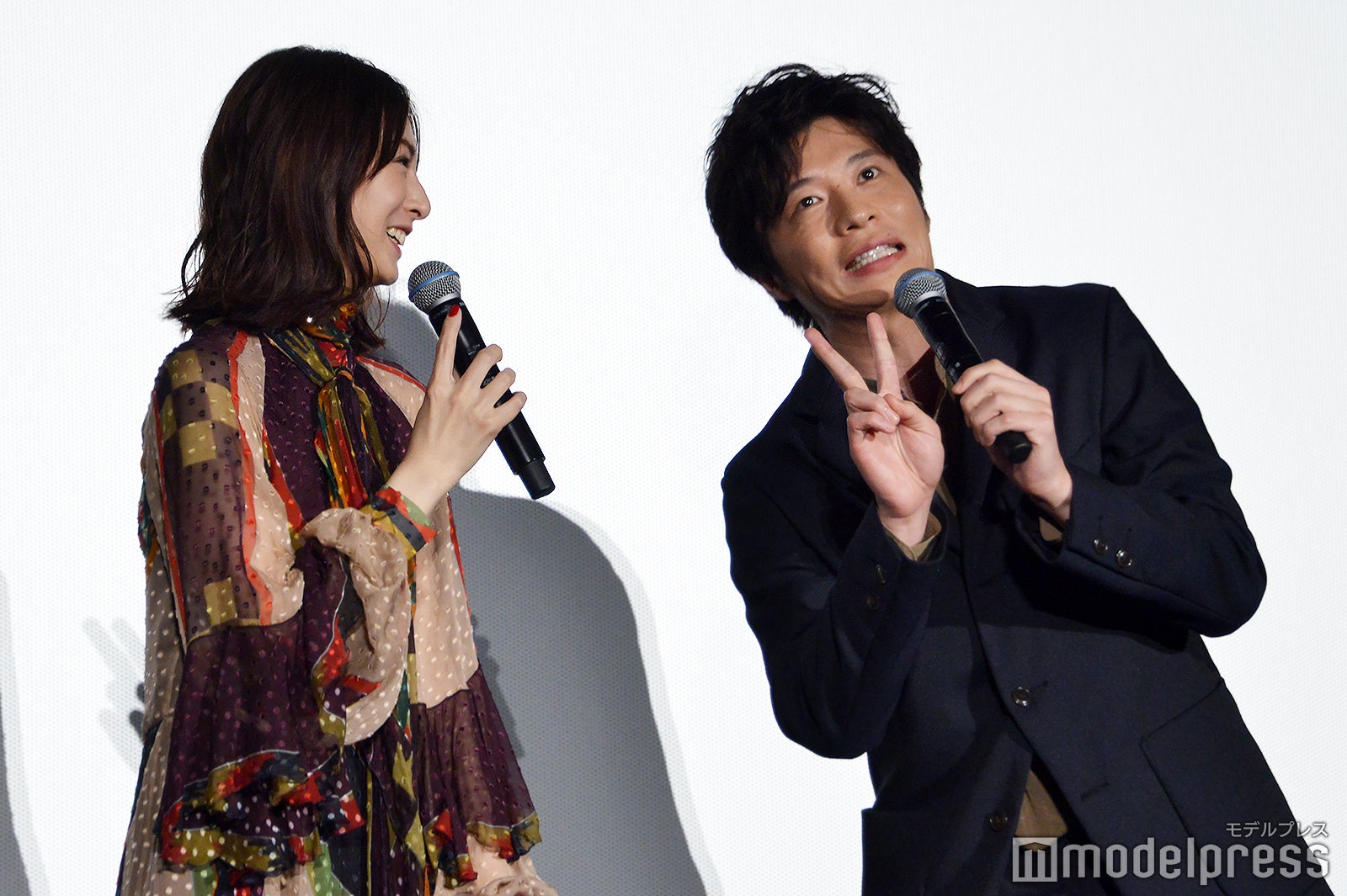 北川景子の夫・DAIGOとの2ショットを再現する田中圭（C）モデルプレス