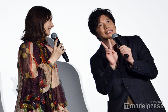 北川景子の夫・DAIGOとの2ショットを再現する田中圭(C)モデルプレス