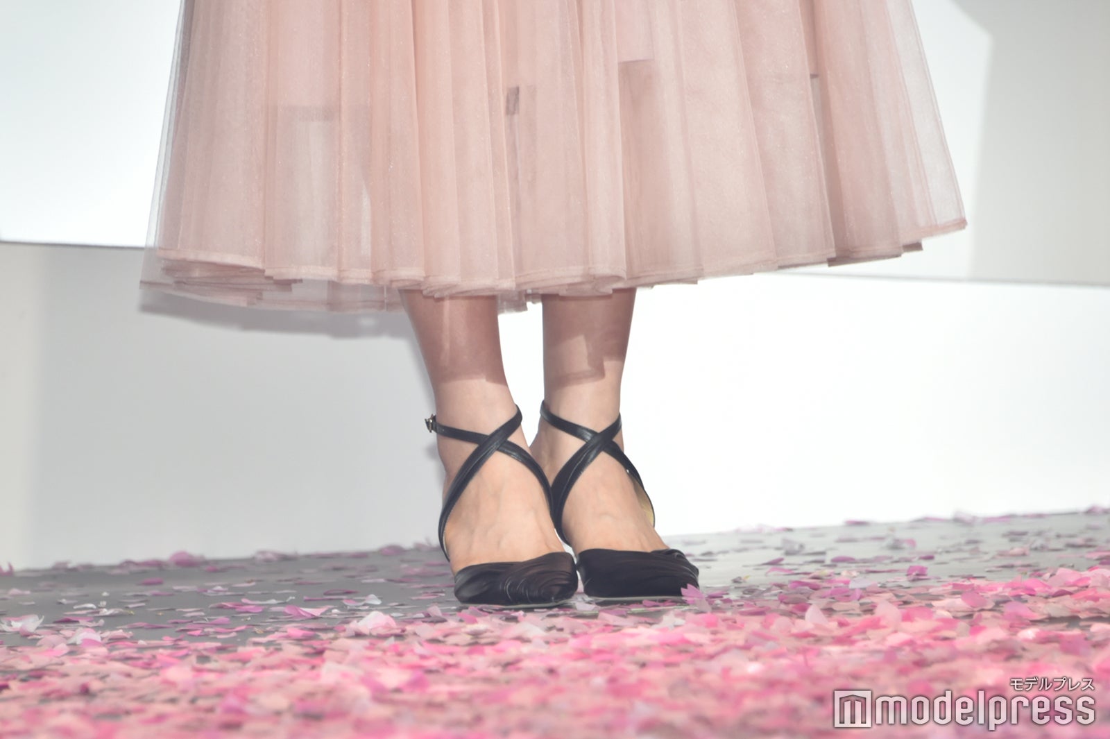 淡い桜カラーのドレスにシックなブラックパンプスでまとめた大人可愛いコーディネート／松本穂香の足元 （C）モデルプレス