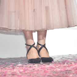 淡い桜カラーのドレスにシックなブラックパンプスでまとめた大人可愛いコーディネート／松本穂香の足元 （C）モデルプレス