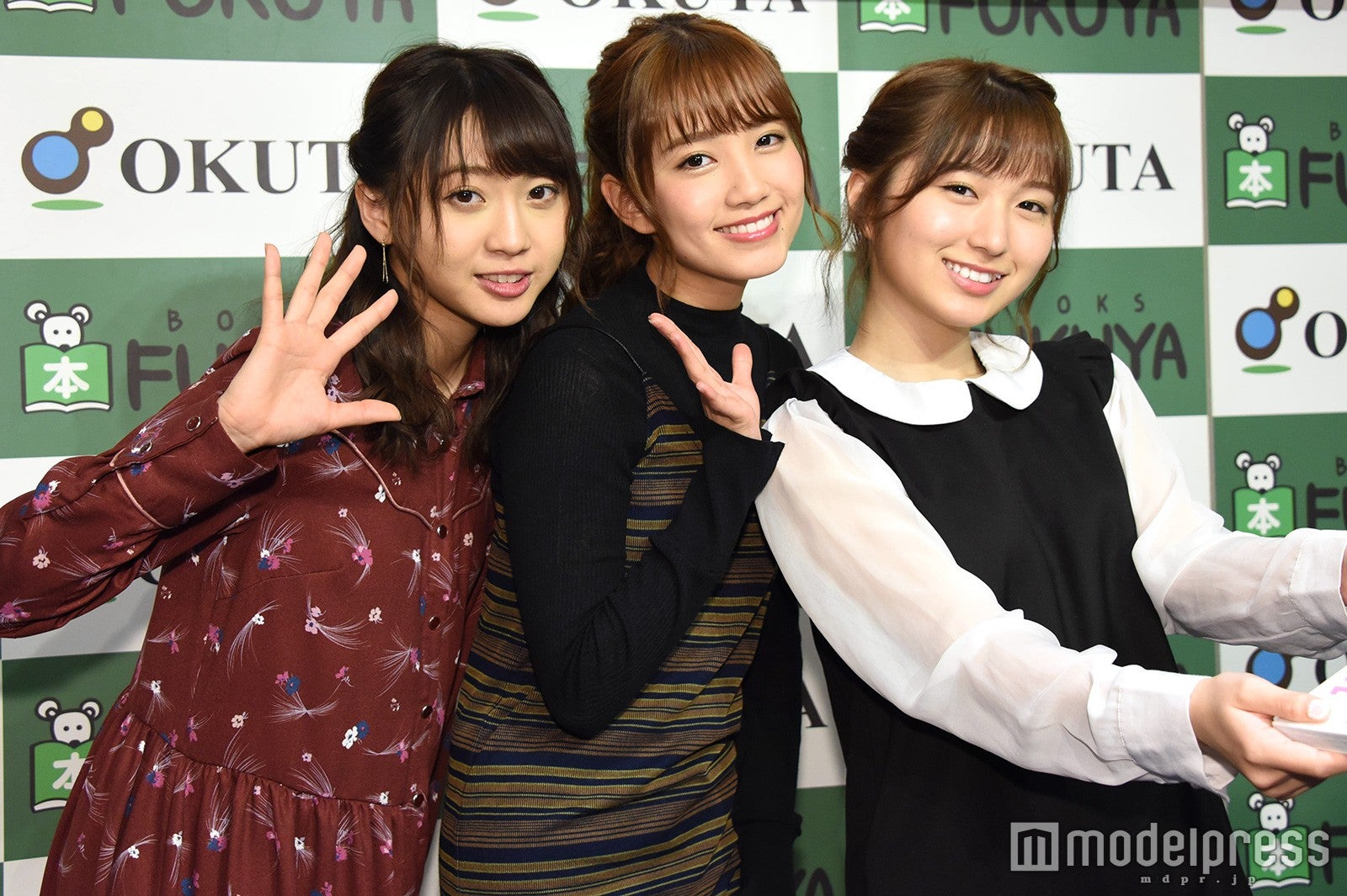 （左から）木崎ゆりあ、加藤玲奈、大島涼花 （C）モデルプレス
