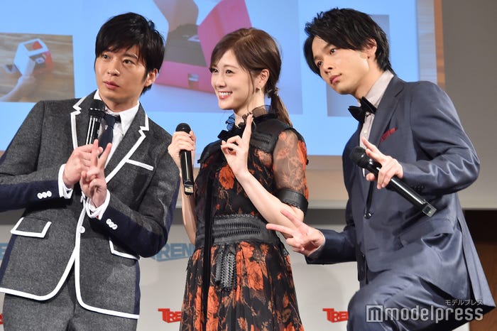 2018年ヒット商品の「プリントス」で3ショットを記念撮影/(左から)田中圭、白石麻衣、中村倫也(C)モデルプレス