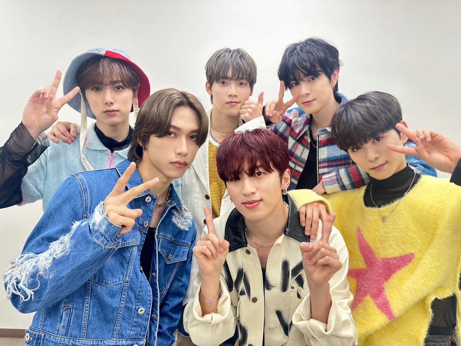 （後列）尾崎匠海、木村柾哉、佐野雄大（前列）池崎理人、許豊凡、後藤威尊／INI Twitterより