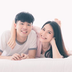 「こっちおいで♡」彼が思わず“イチャつきたくなる彼女の行動”って?