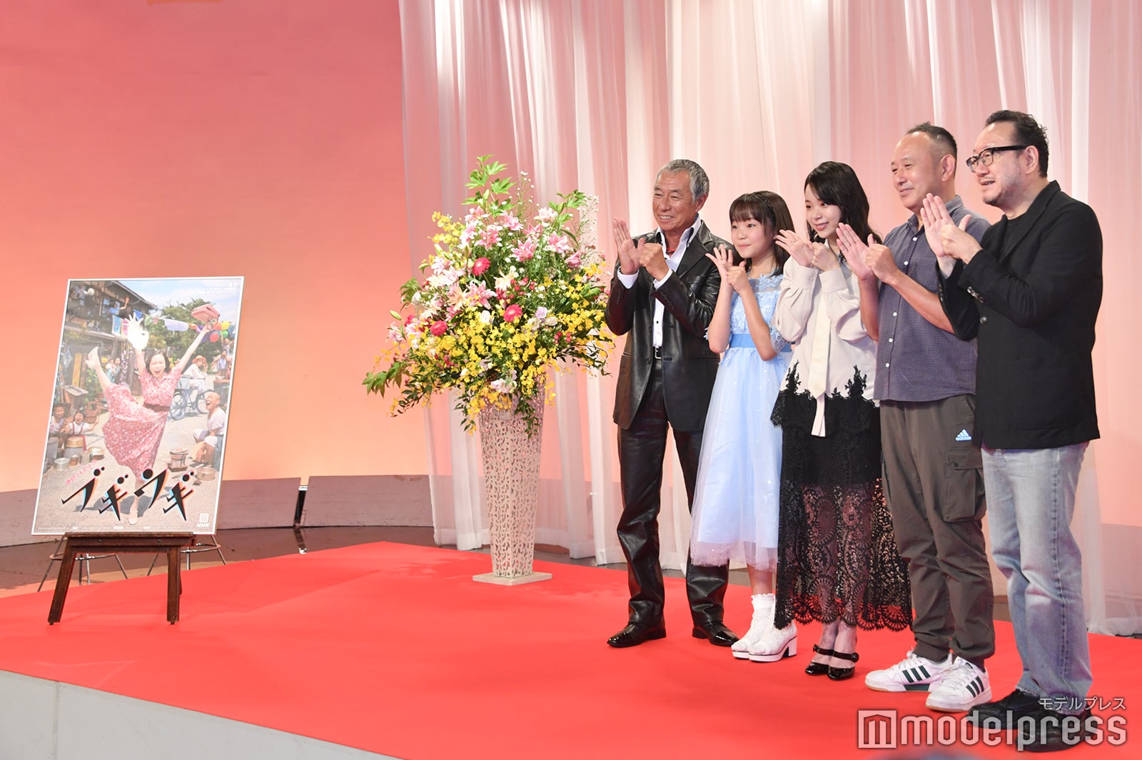 （左から）柳葉敏郎、澤井梨丘、趣里、足立紳氏、服部隆之氏（C）モデルプレス