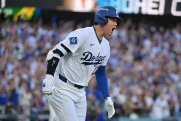 大谷翔平 確信3ランでベンチに向かって雄たけび→二回で途中交代のロハスと歓喜のデコピンポーズ！本拠地大興奮の確信アーチもNHK解説「そんなに振ってない」