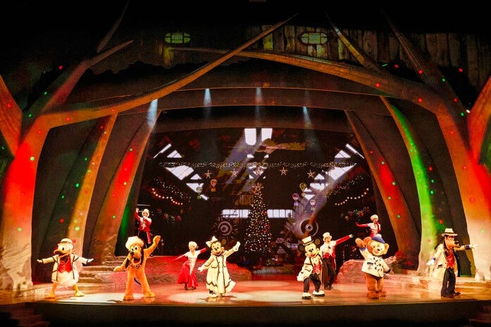 うしろにはクリスマスツリー。東京ディズニーシーのこれまでのクリスマスを振り返るような素敵なショーでした