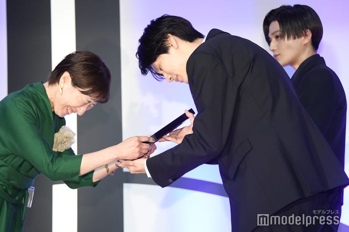深々とお辞儀をして受け取る萩原利久、微笑む八木勇征(C)モデルプレス