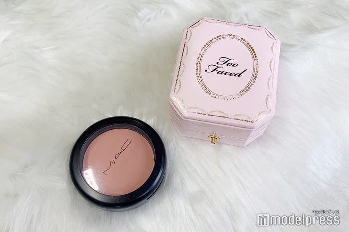 村瀬紗英のベースメイクアイテム/(左)【MAC】「パウダー ブラッシュ メルバ」、(右)【Too Faced】「ダイヤモンドライト マルチユース ハイライター ダイヤモンド ファイア」(C)モデルプレス