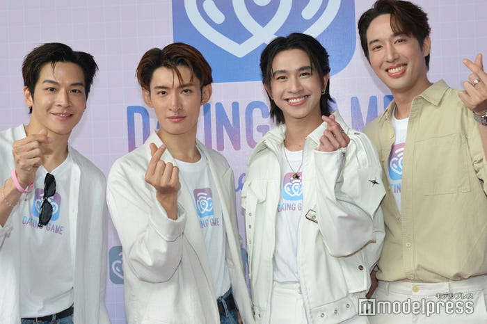 マーチ=チュターウット・パッタラガムポン、フルーク=ナタット・シリポントーン、ユド=タンタット・ターリンピロムら共演者に「ゴイゴイスー」を教え込んでいた向井康二(C)モデルプレス