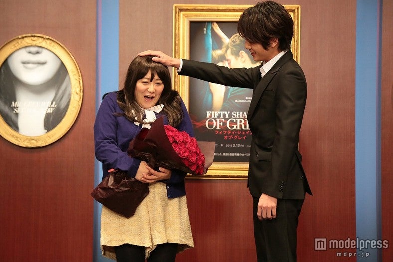 溝端淳平（右）が黒沢かずこ（左）の頭をナデナデ／（C）2015 Universal Studios