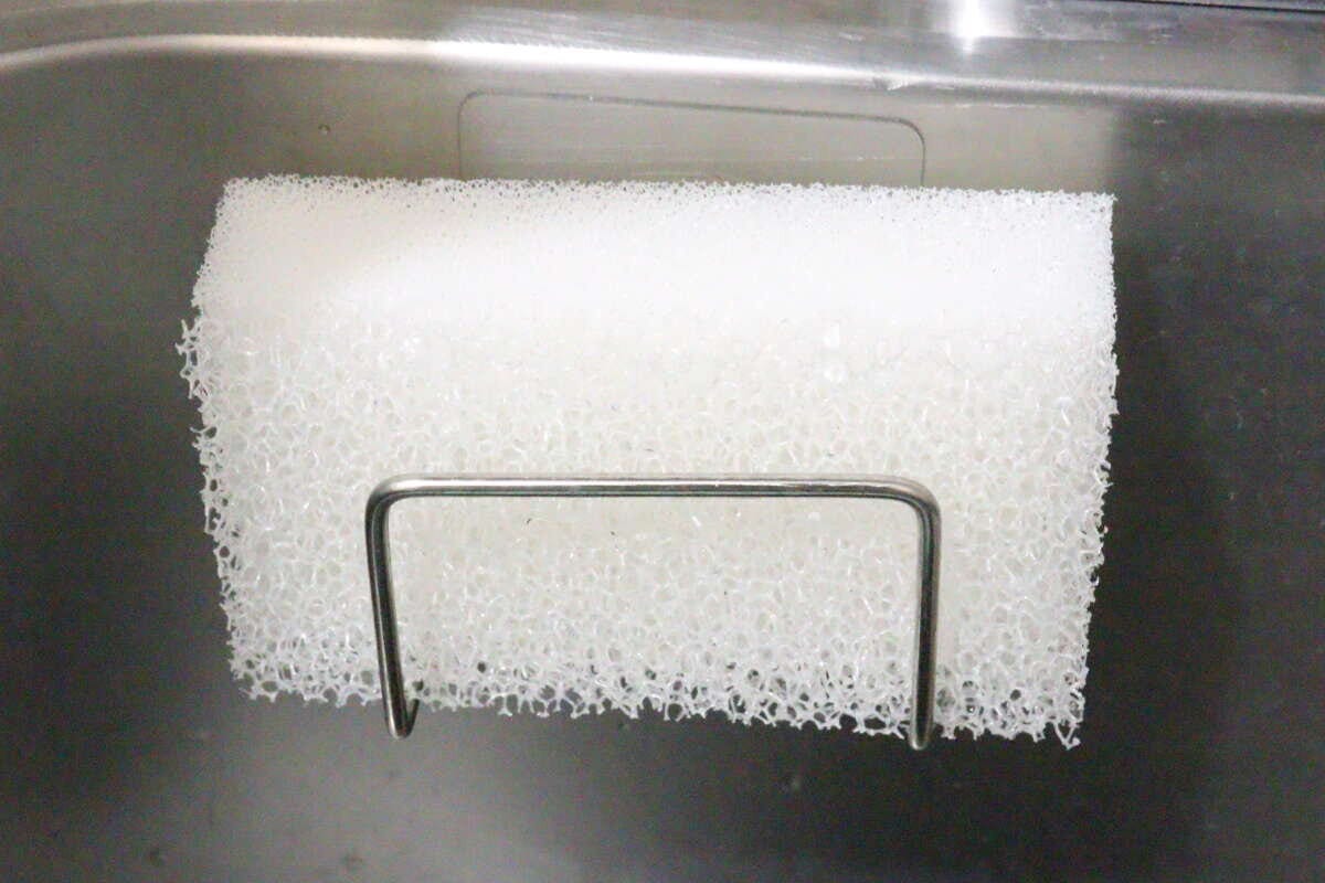 ダイソー 速乾キッチンスポンジ ダイソーの速乾キッチンスポンジは水切れが素早い