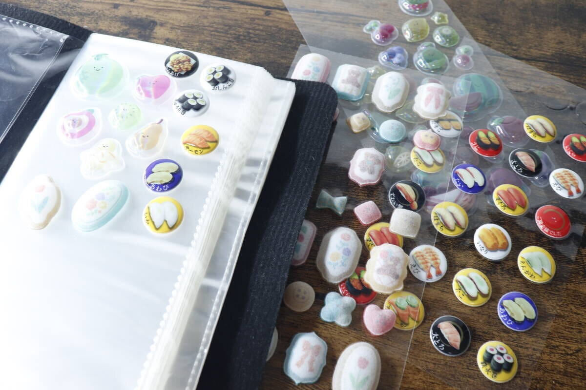 シールコレクションファイルに収納されたシールと広げられたシール シールコレクションファイルに収納されたシールと広げられたシール