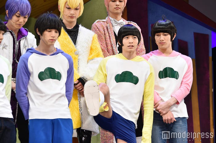 スリッパの限界に挑む!十四松・小澤廉 (C)モデルプレス