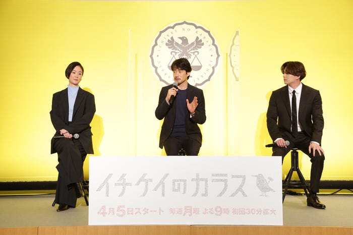 黒木華、竹野内豊、新田真剣佑(C)フジテレビ