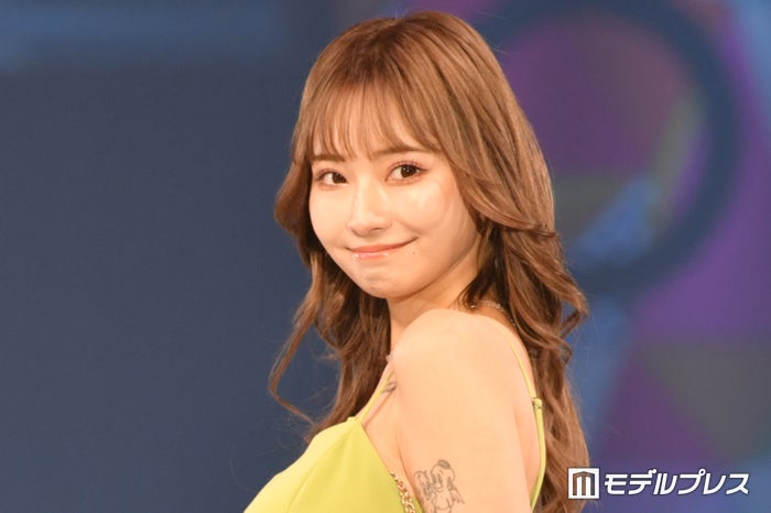 ぴょな、圧巻美脚際立つピタT×ショーパン姿で宮古島満喫「身体の半分以上脚」「レベチのスタイル」と反響