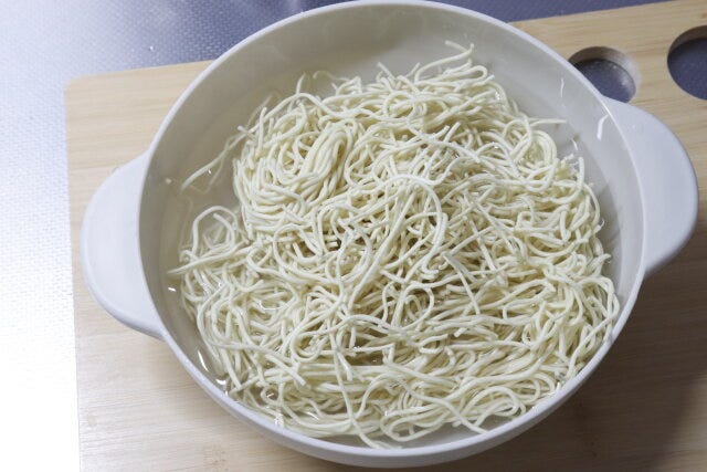 セリアのレンジで使えるミニ鍋に袋麺を割り入れた図