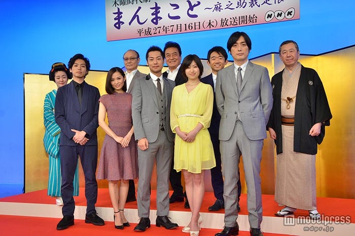 木曜時代劇「まんまこと~麻之助裁定帳~」に出演する(前列左より)桐山漣、市川由衣、福士誠治、南沢奈央、趙珉和(後列左より)桧山うめ吉、石橋蓮司、高橋英樹、えなりかずき、柳家小さん